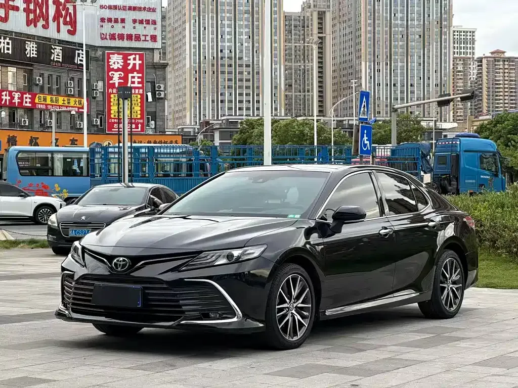 Toyota Camry — фото 1