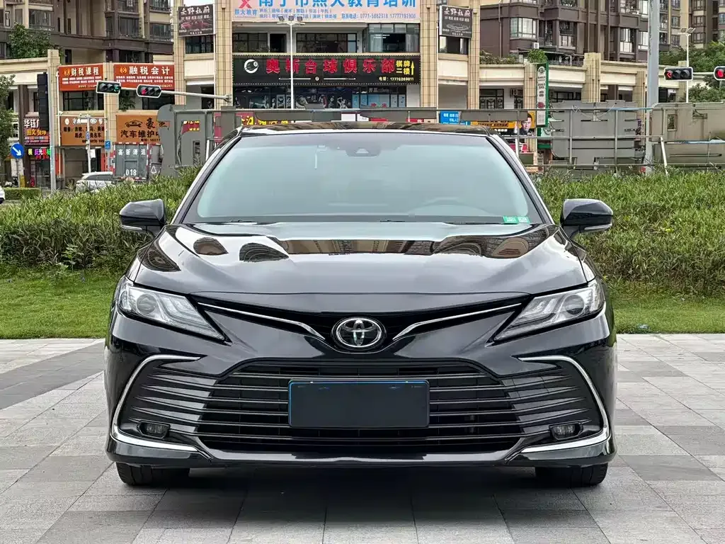 Toyota Camry — фото 2
