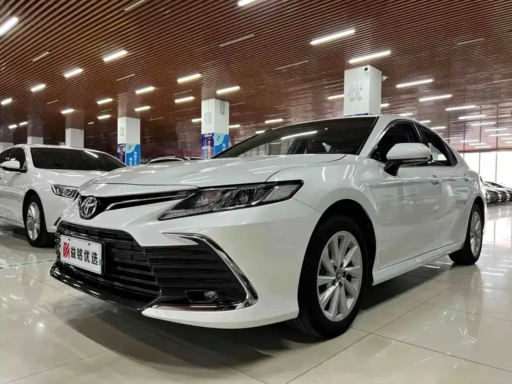 Toyota Camry — фото 1