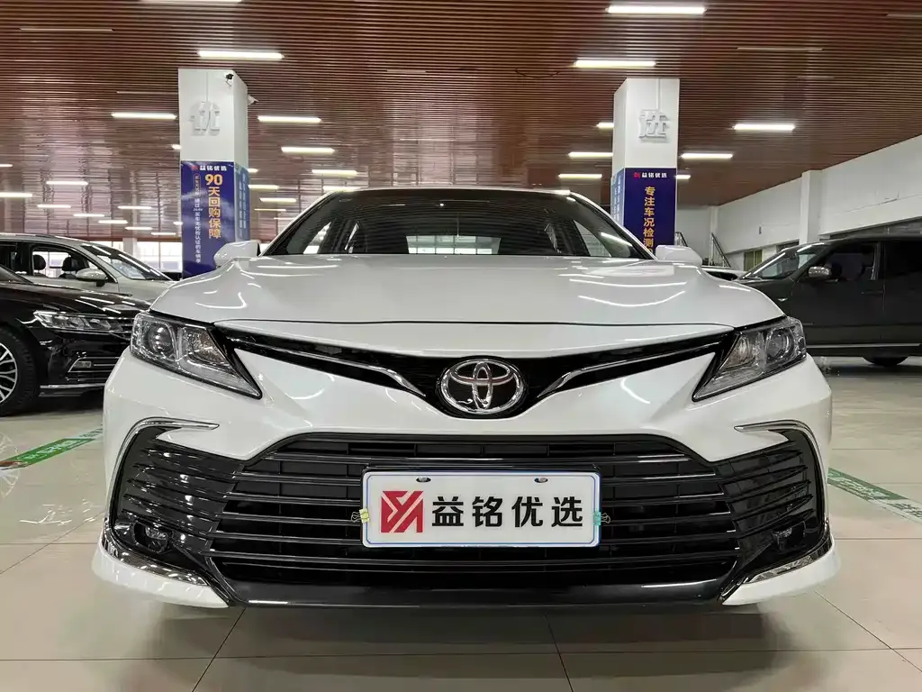 Toyota Camry — фото 2