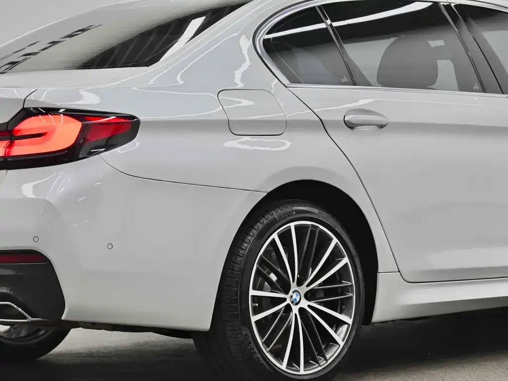 BMW 5 Series — фото 9
