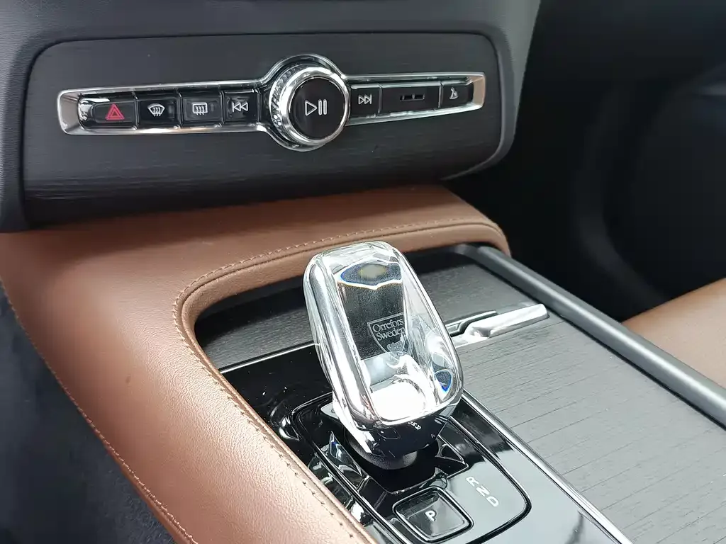 Volvo XC90 — фото 10