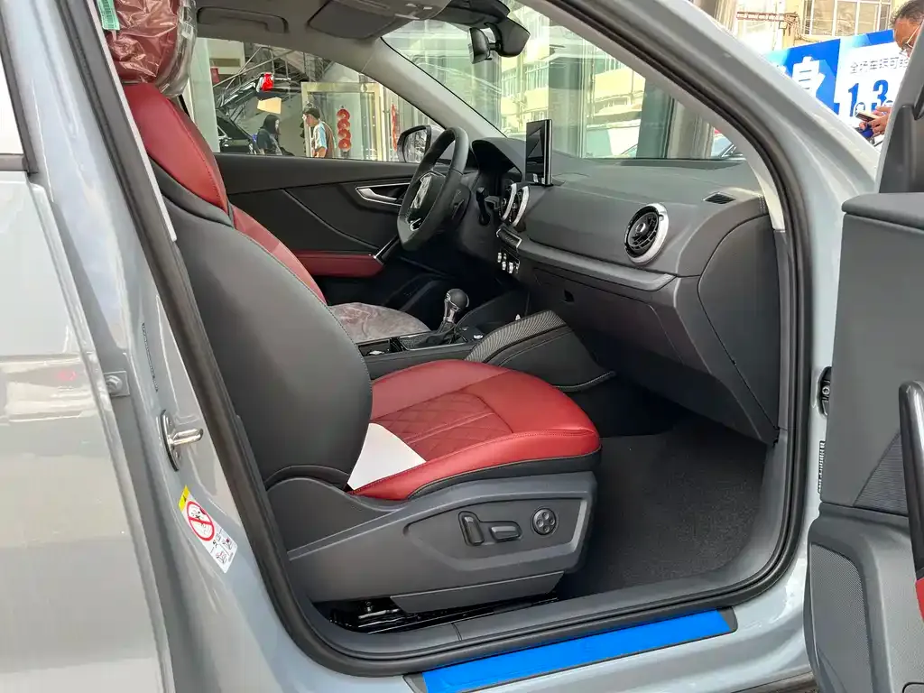Audi Q2L 2025 из CN, фото 5