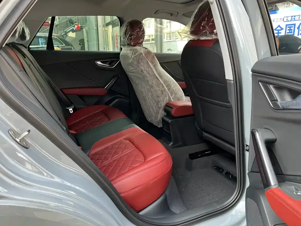 Audi Q2L 2025 из CN, фото 6