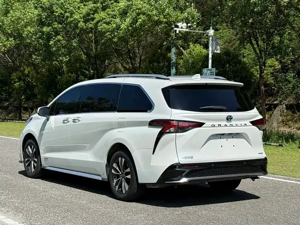 Toyota Granvia 2023 из CN, фото 9
