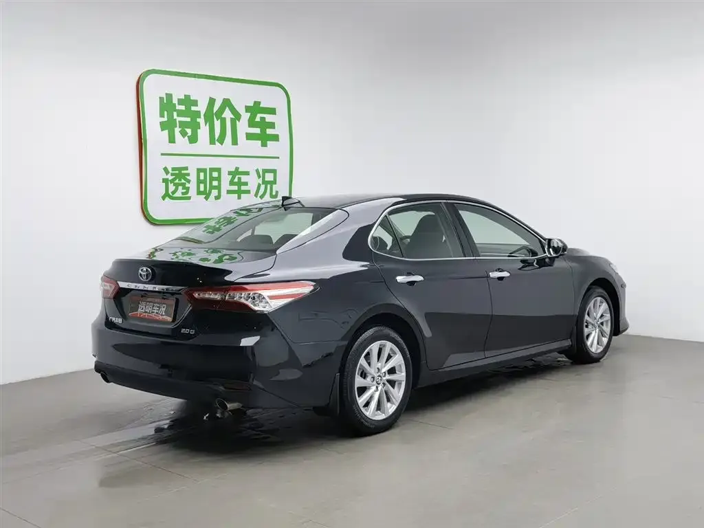 Toyota Camry — фото 2
