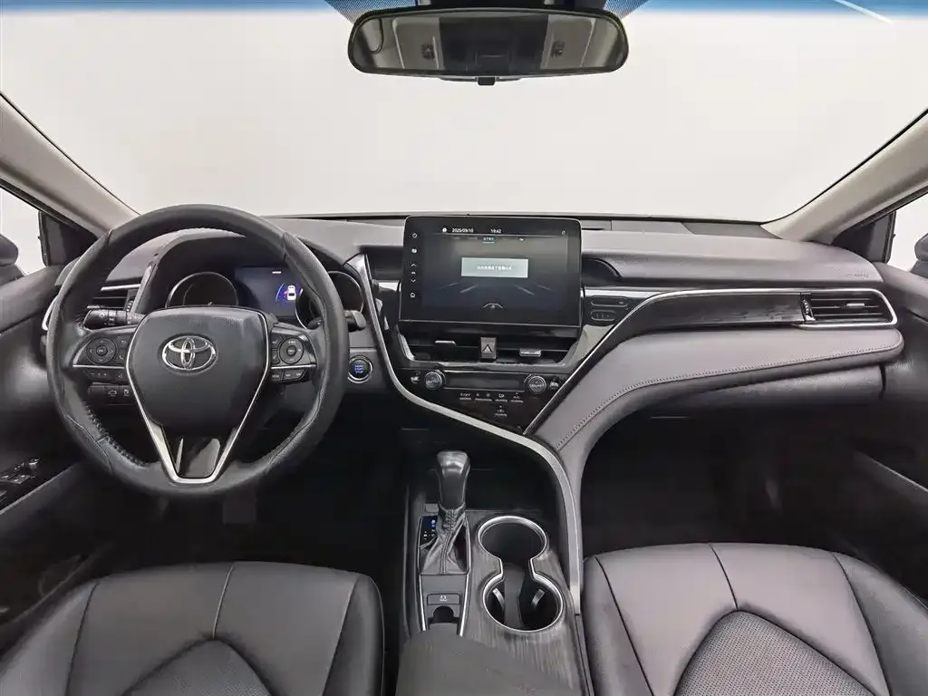 Toyota Camry — фото 5