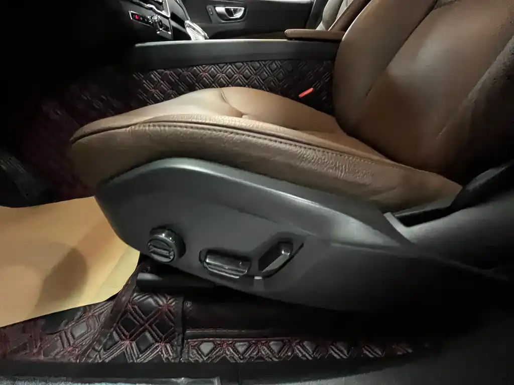 Volvo XC60 2023 из CN, фото 8