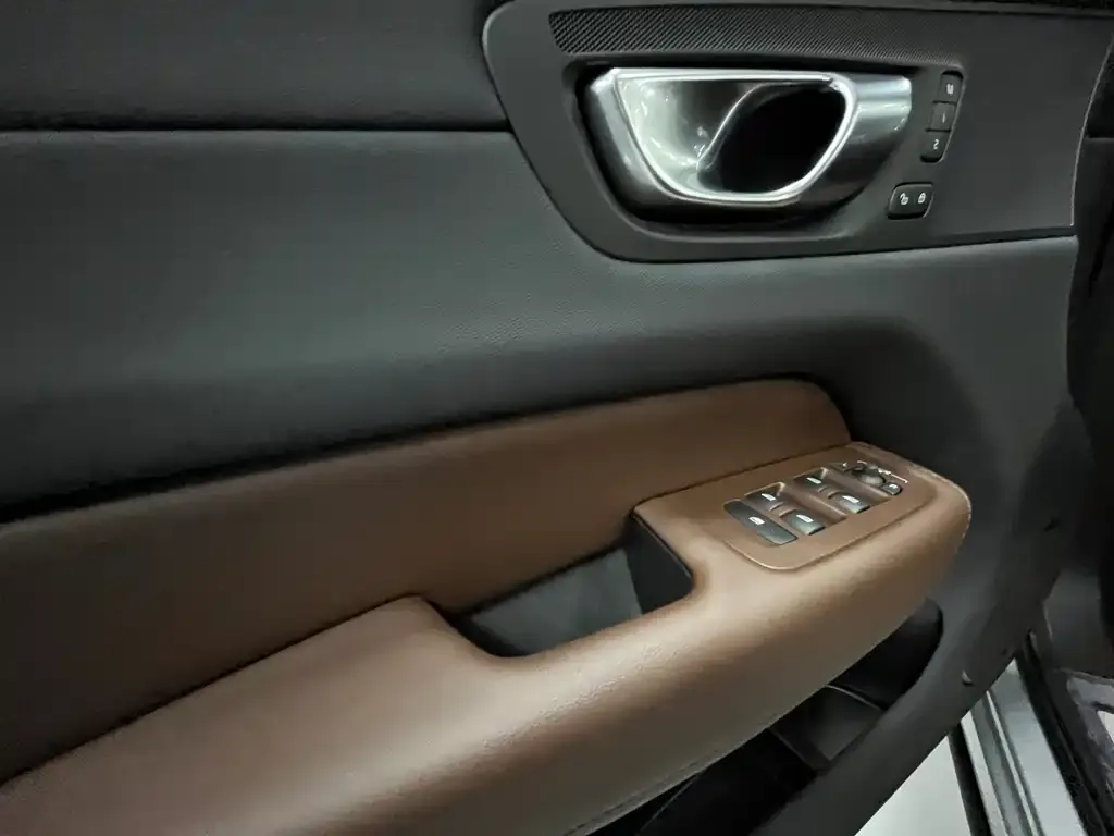 Volvo XC60 2023 из CN, фото 9