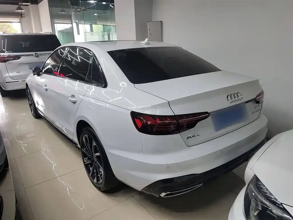 Audi A4L 2023 из CN, фото 4