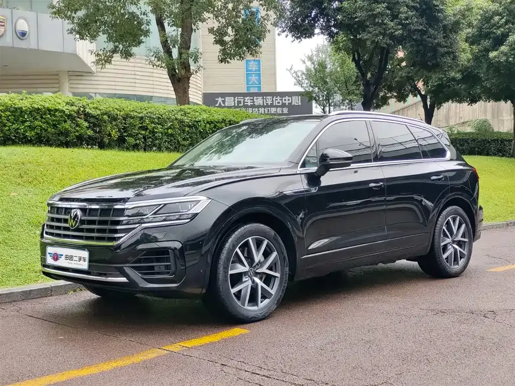 Volkswagen Touareg — фото 1