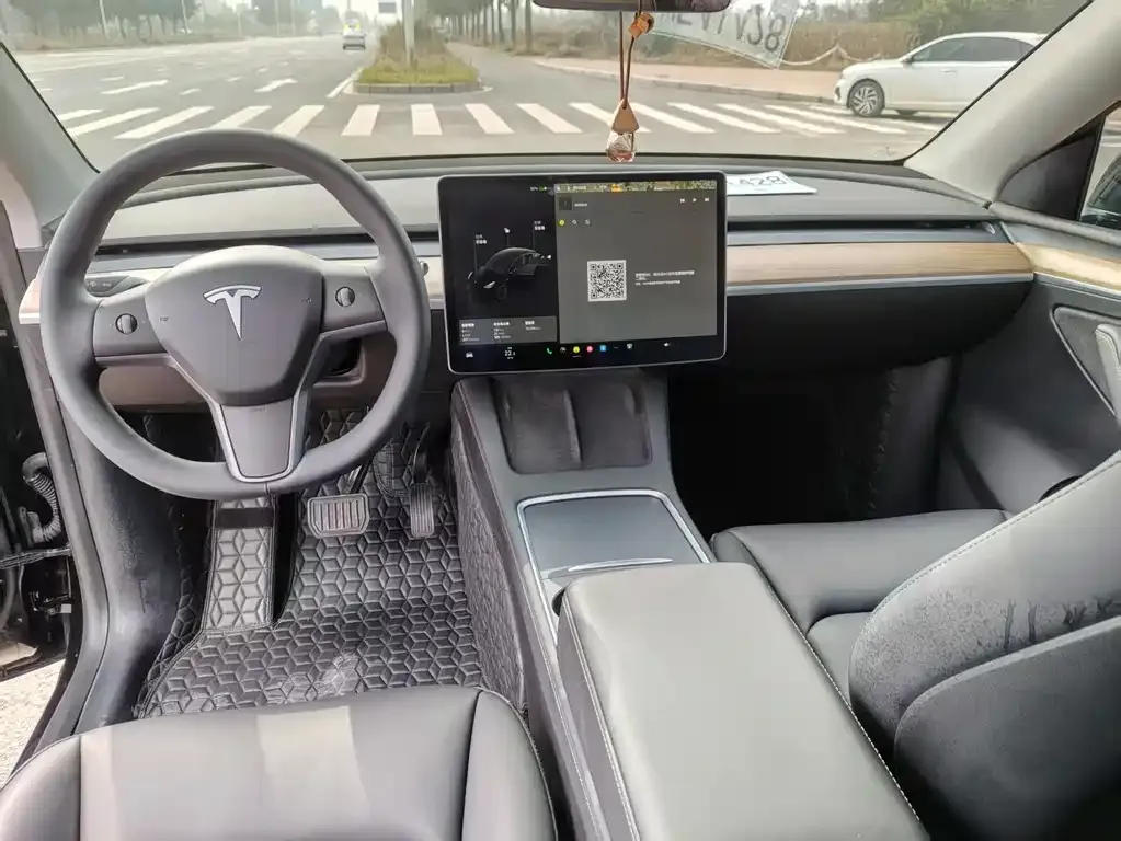 Tesla Model Y — фото 6