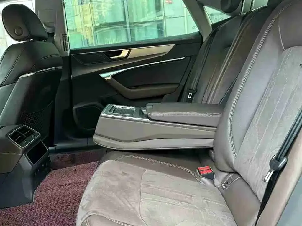 Audi A7L 2023 из CN, фото 10