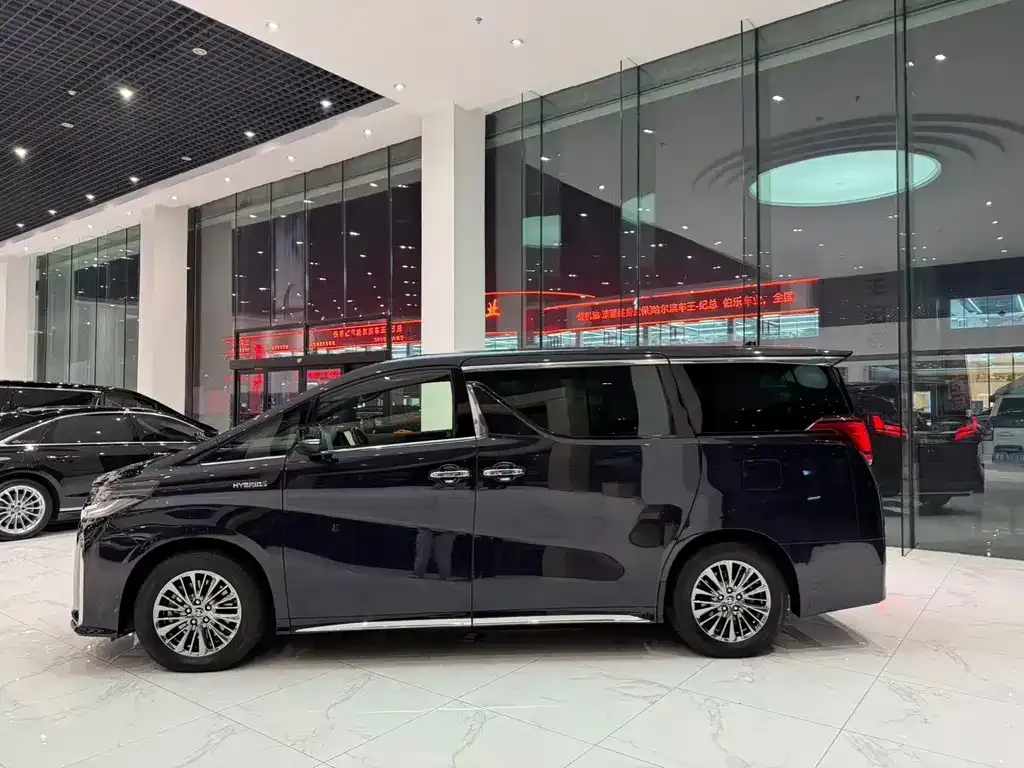 Toyota Alphard — фото 3