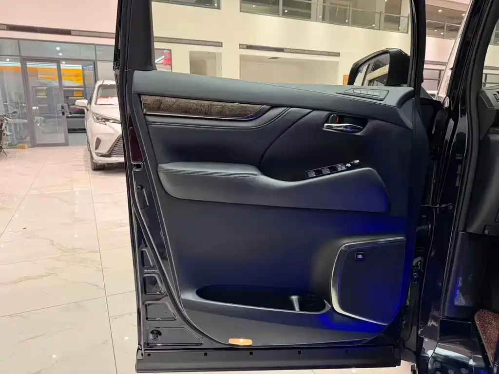 Toyota Alphard — фото 6