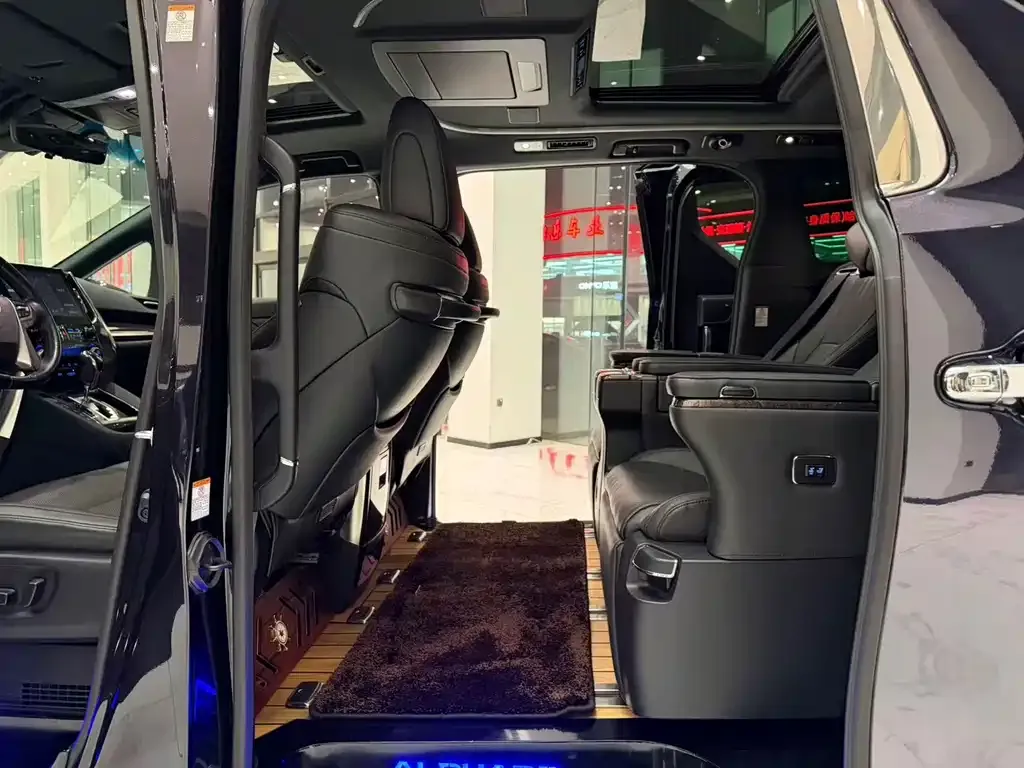 Toyota Alphard — фото 8