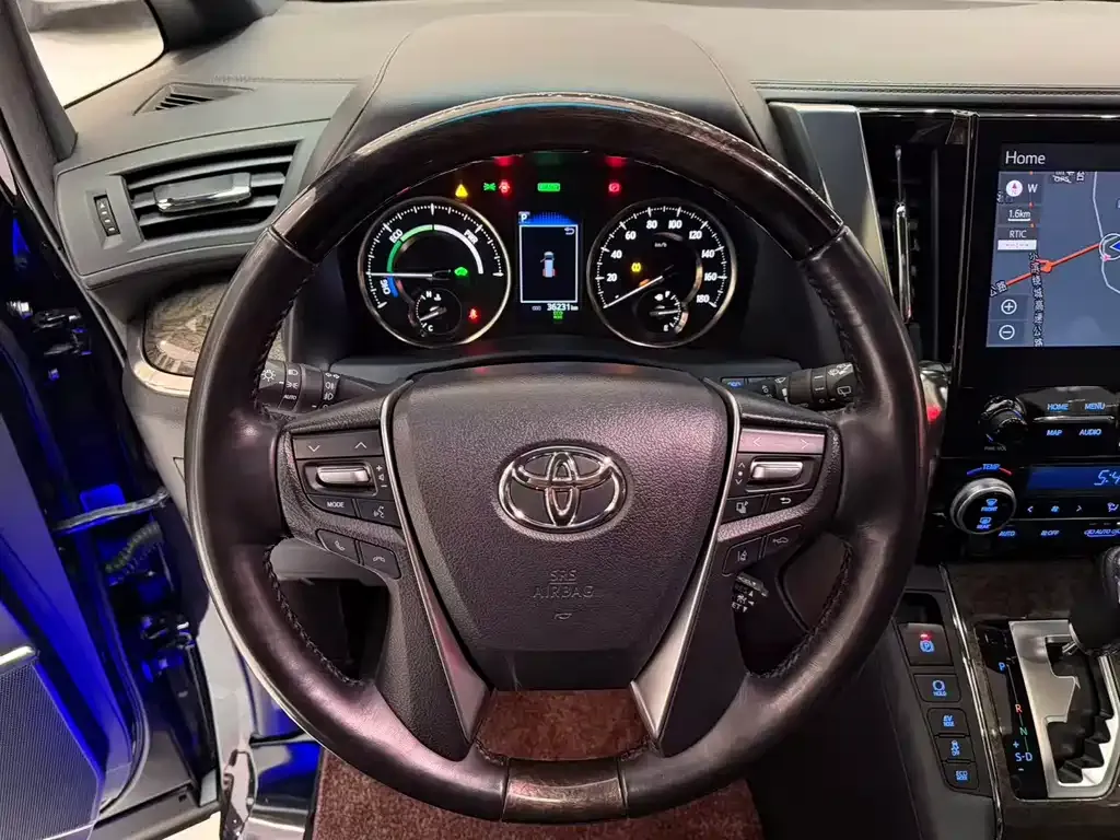 Toyota Alphard — фото 9