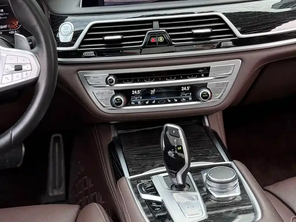BMW 7 Series — фото 10