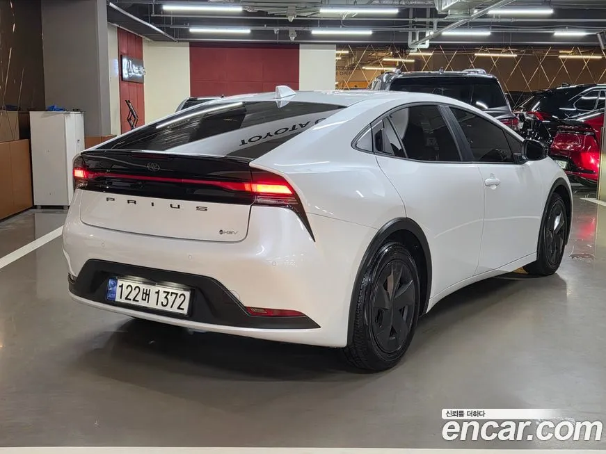 Toyota Prius 2024 из KR, фото 2
