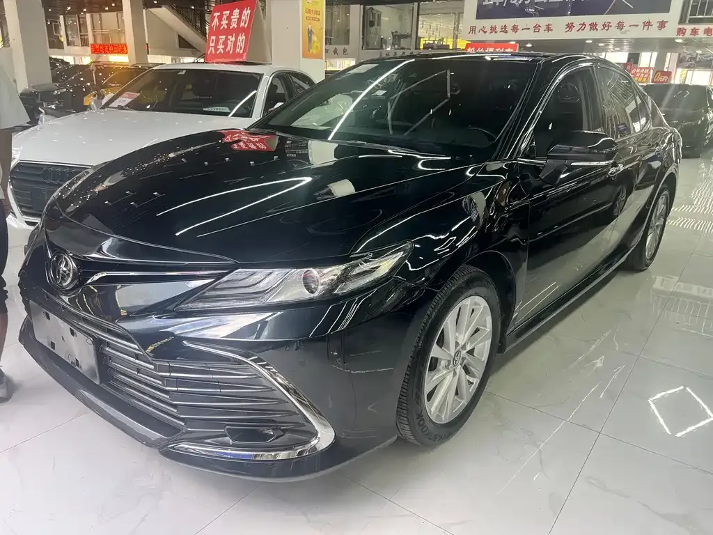 Toyota Camry — фото 1