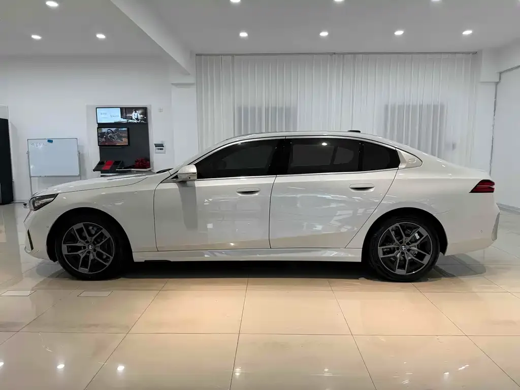 BMW 5 Series 2024 из CN, фото 4