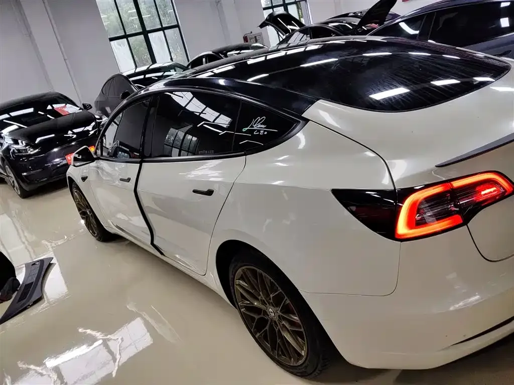 Tesla Model 3 — фото 5