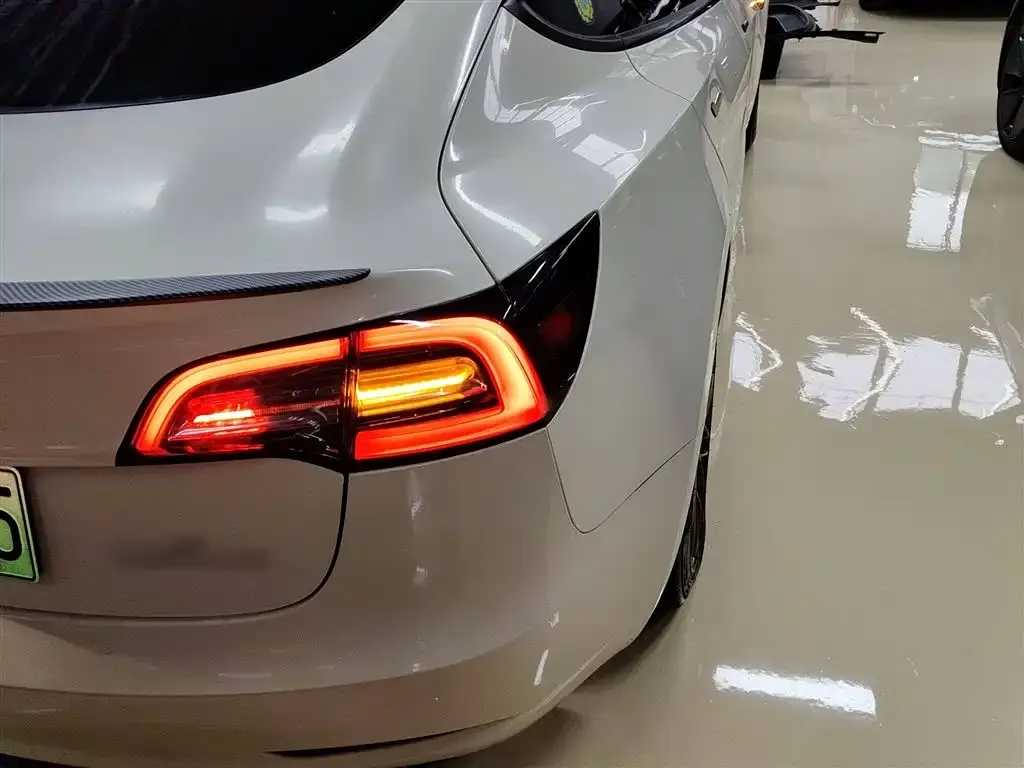 Tesla Model 3 — фото 8