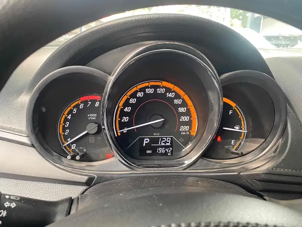 Toyota Yaris L — фото 3