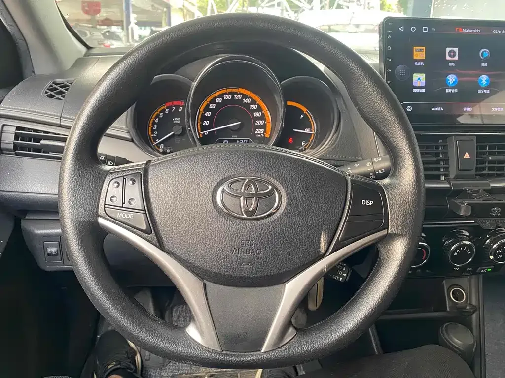 Toyota Yaris L — фото 4