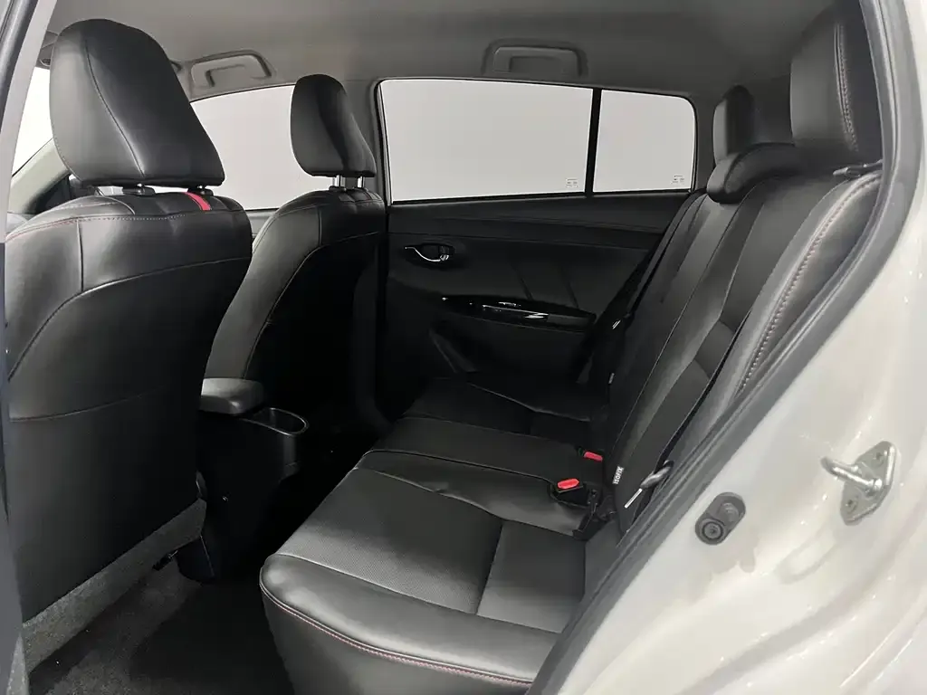 Toyota Yaris L — фото 7