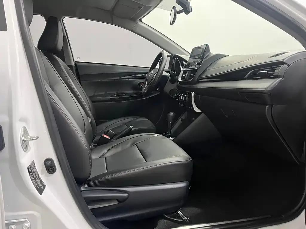 Toyota Yaris L — фото 9