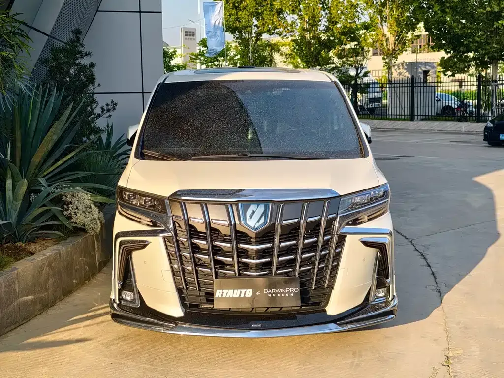 Toyota Alphard — фото 1