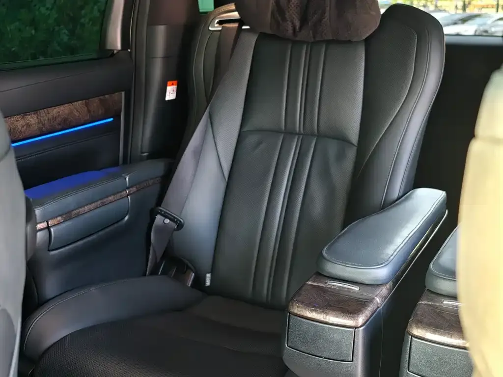 Toyota Alphard — фото 10