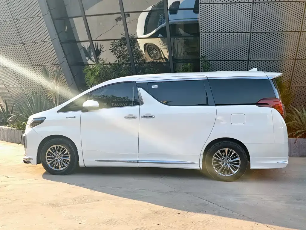 Toyota Alphard — фото 4