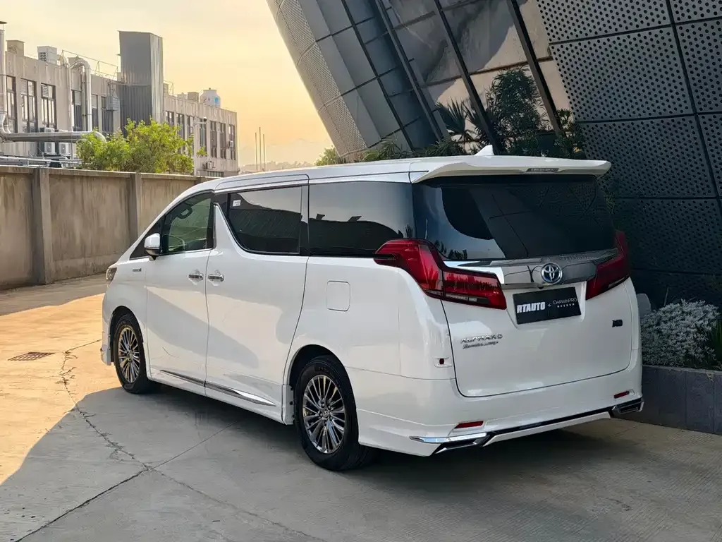 Toyota Alphard — фото 5