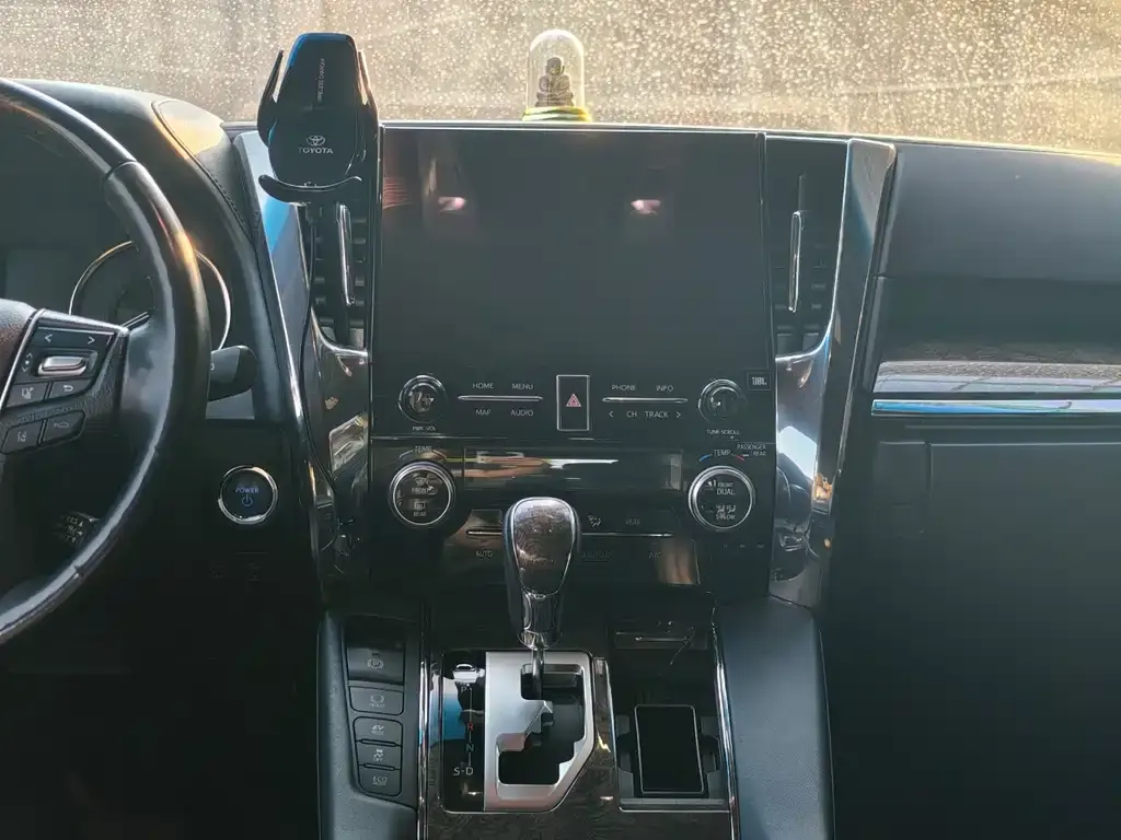 Toyota Alphard — фото 6