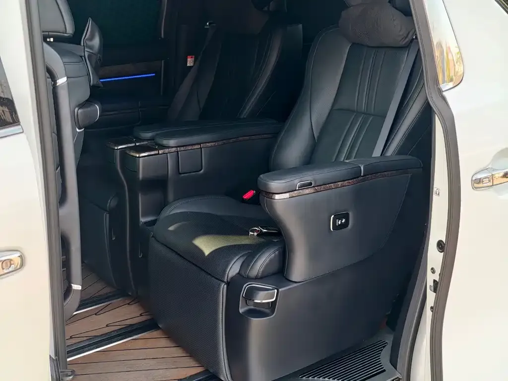 Toyota Alphard — фото 7
