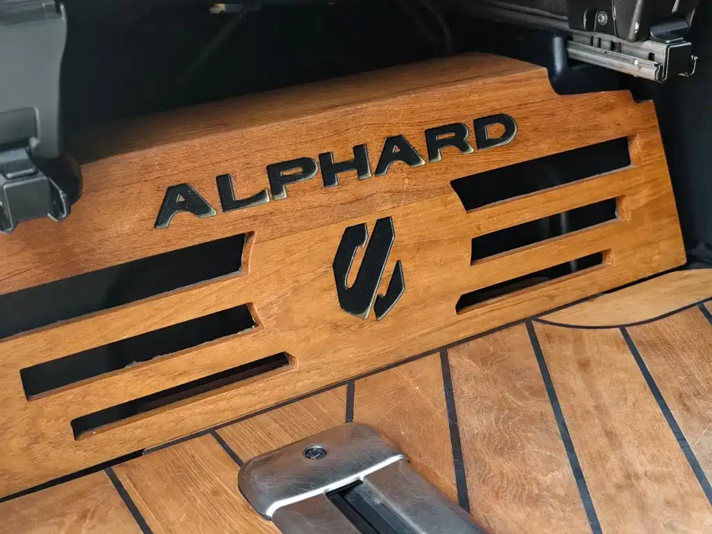 Toyota Alphard — фото 9