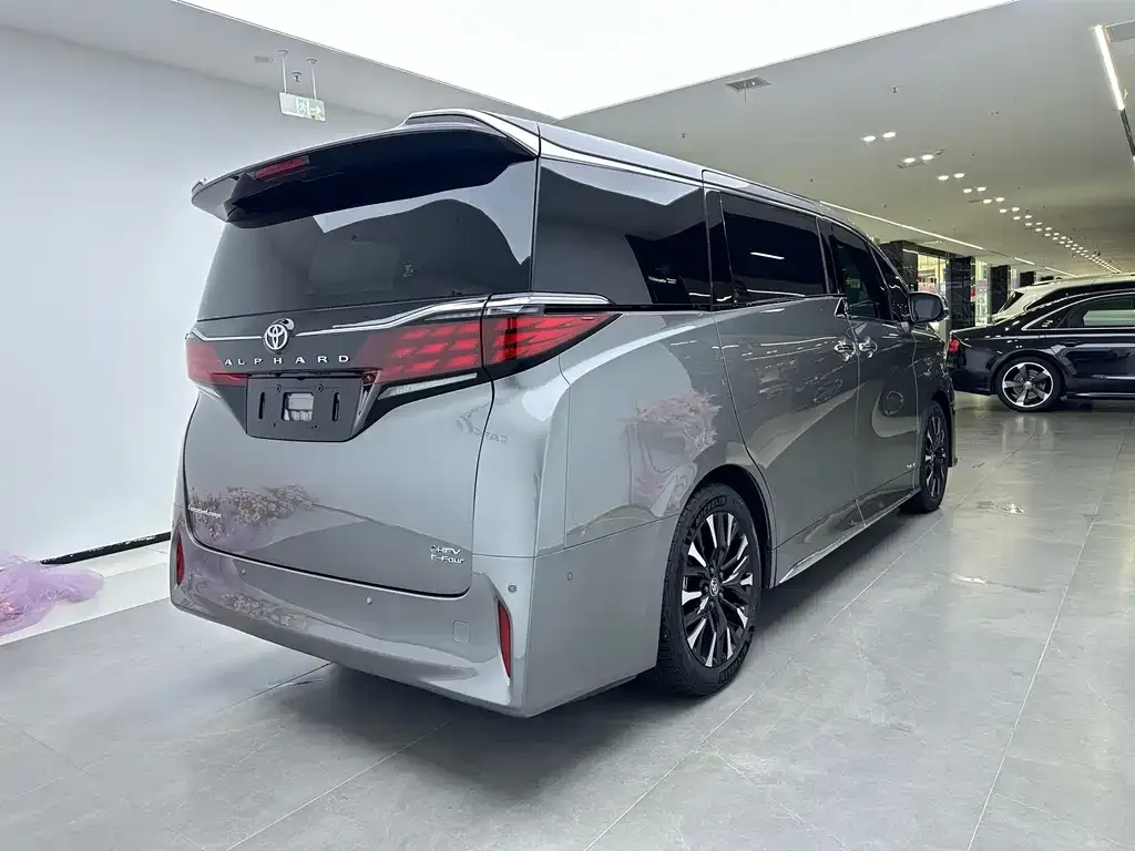 Toyota Alphard — фото 2