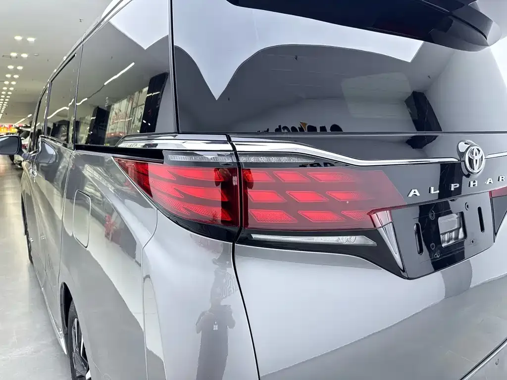 Toyota Alphard — фото 5