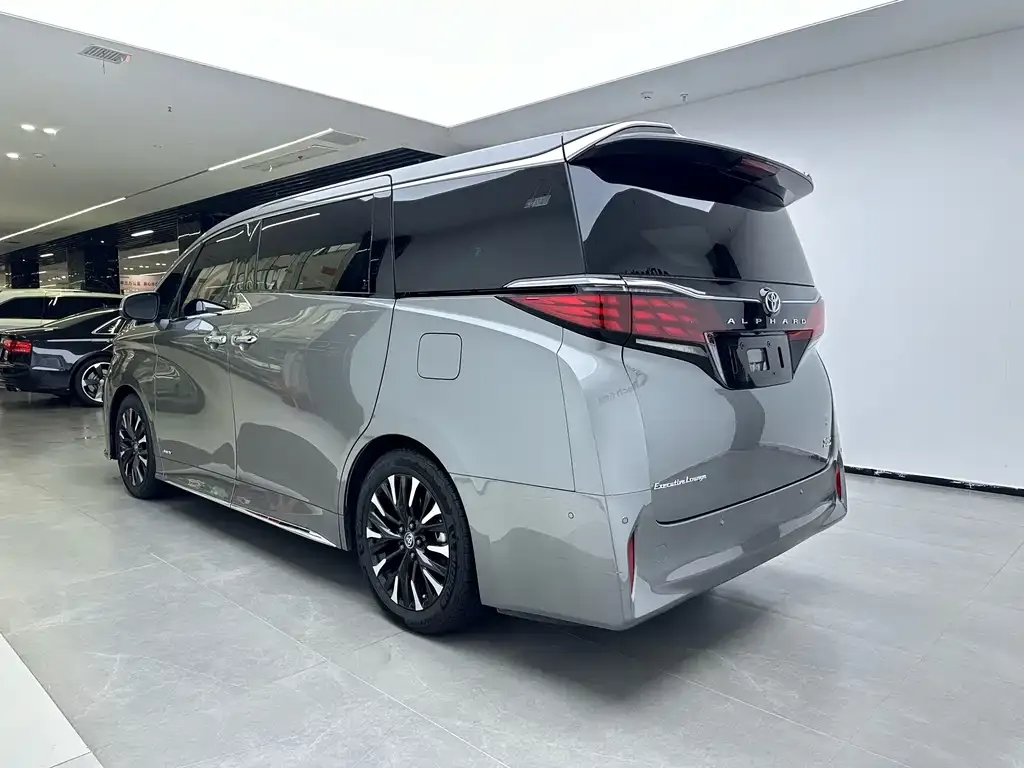 Toyota Alphard — фото 7