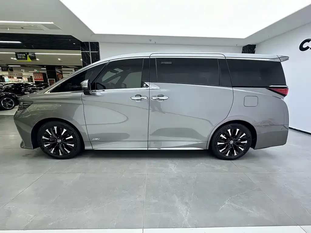 Toyota Alphard — фото 8