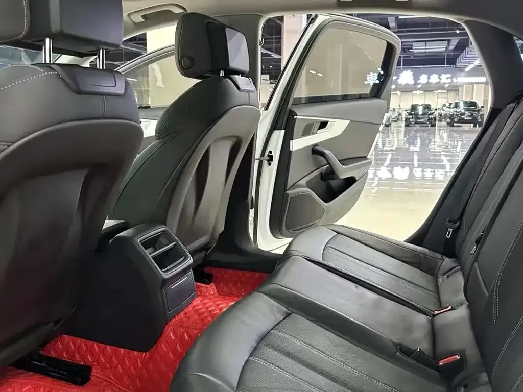 Audi A4L 2021 из CN, фото 6