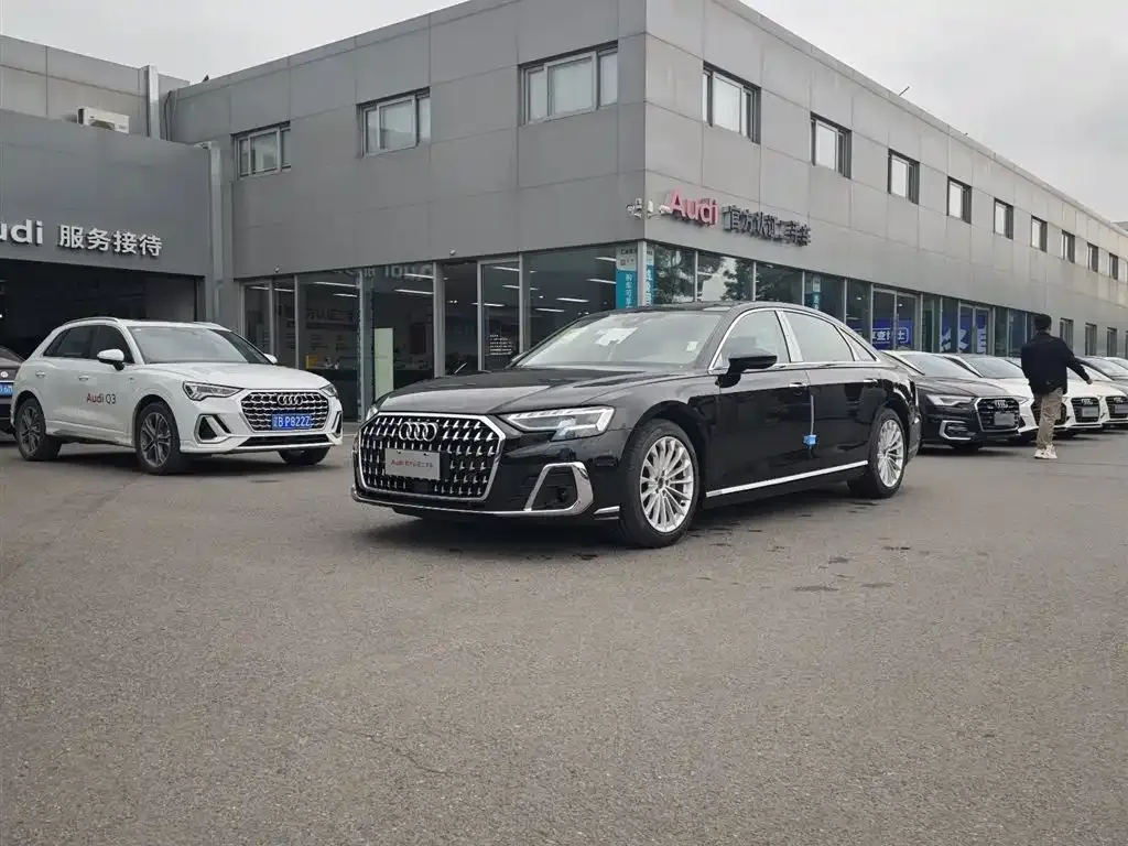 Audi A8 — фото 1