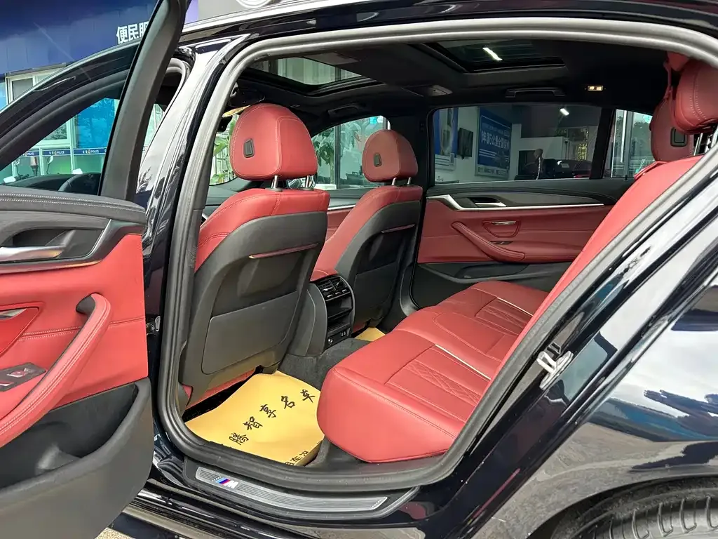 BMW 5 Series 2023 из CN, фото 10
