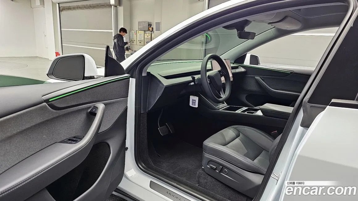 Tesla Model Y — фото 10