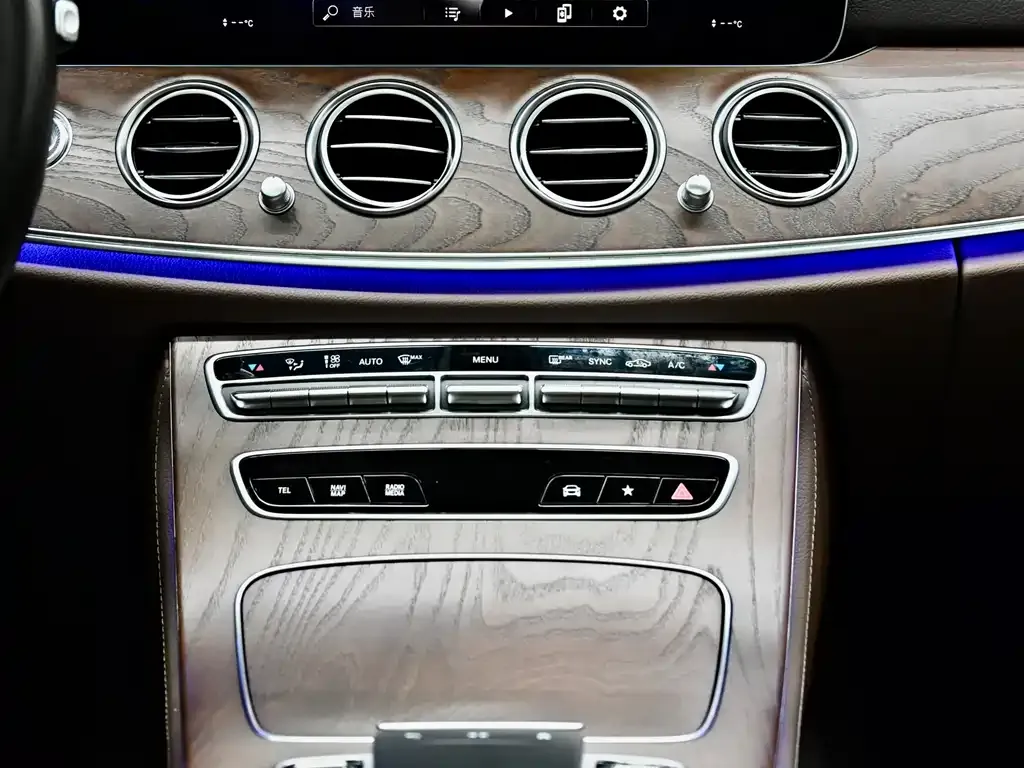 Mercedes-Benz E-Class — фото 10