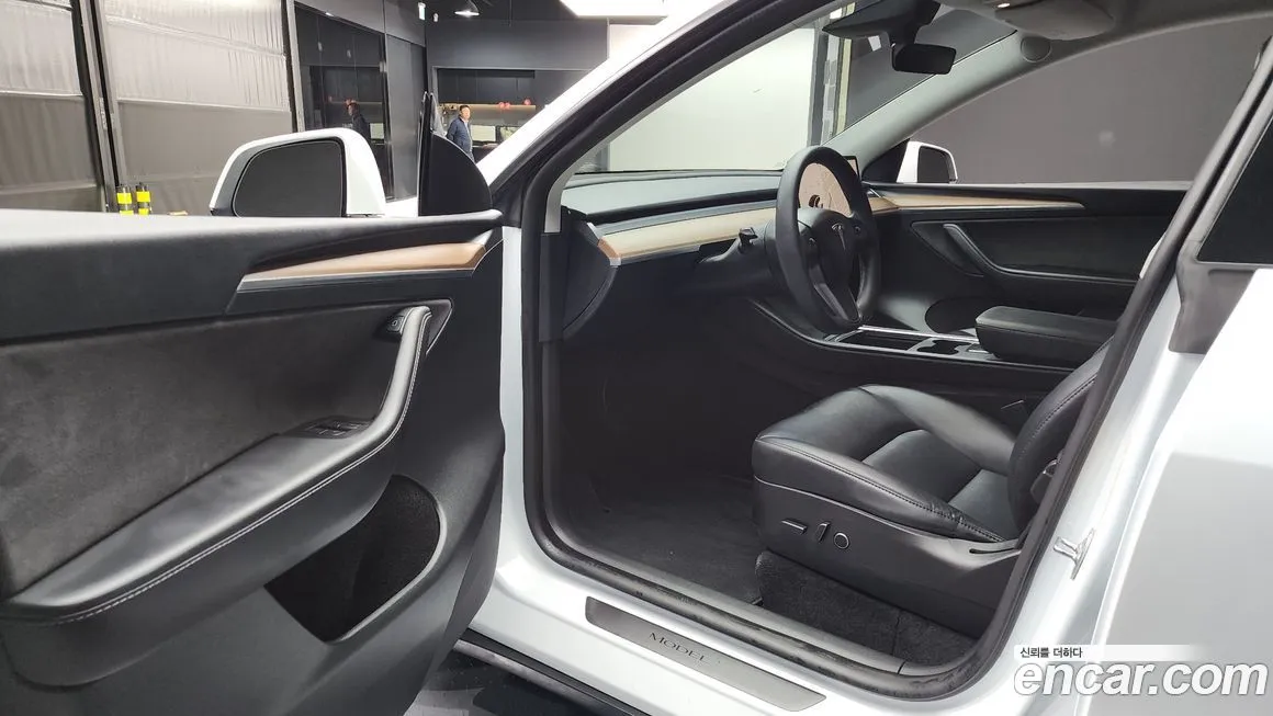 Tesla Model Y — фото 10