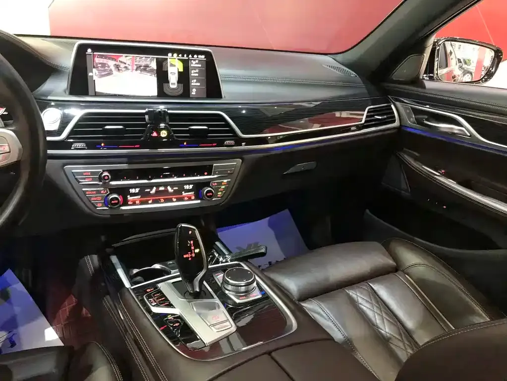 BMW 7 Series — фото 10