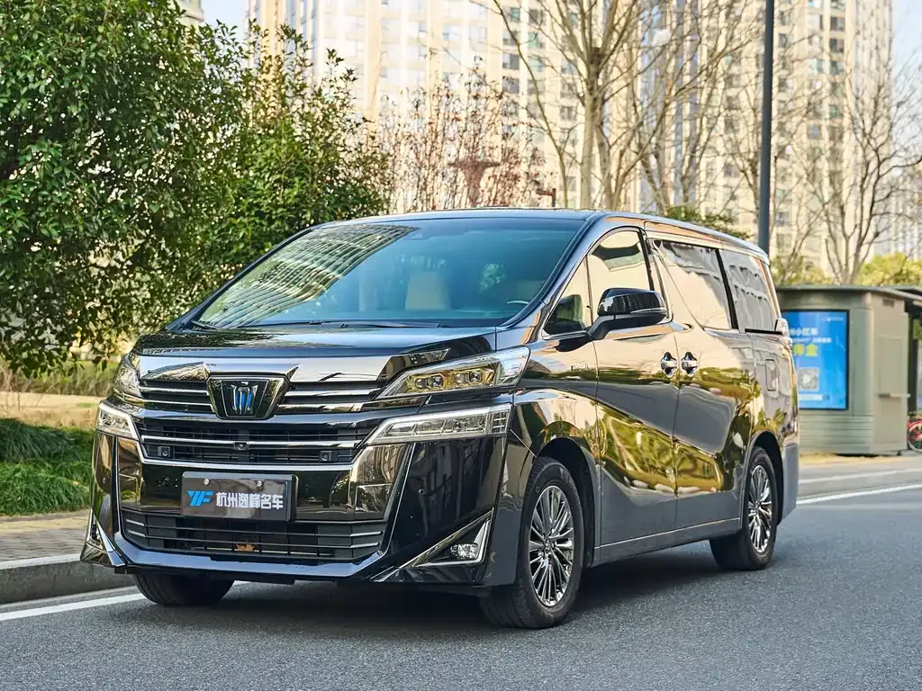 Toyota Vellfire — фото 1
